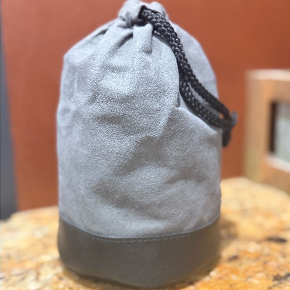 Canon EF 24-70mm Lens - Black and Red - Picture 2 of 9